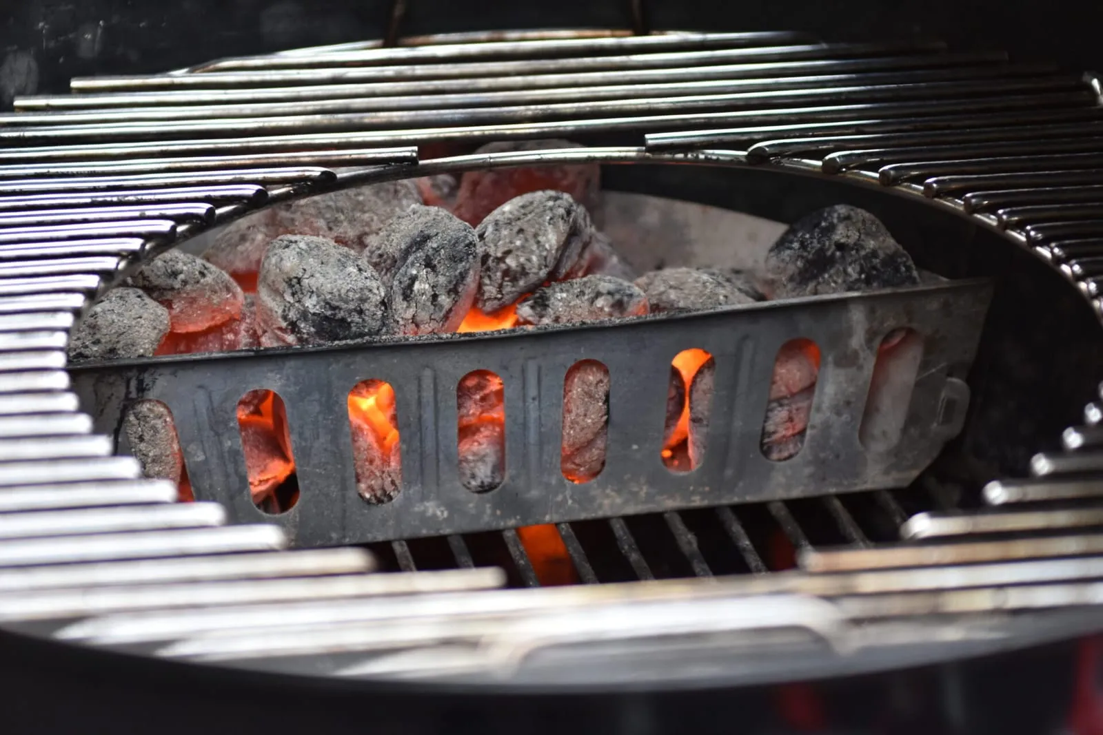 Grillmeister am Kohlegrill während eines Grillkurses