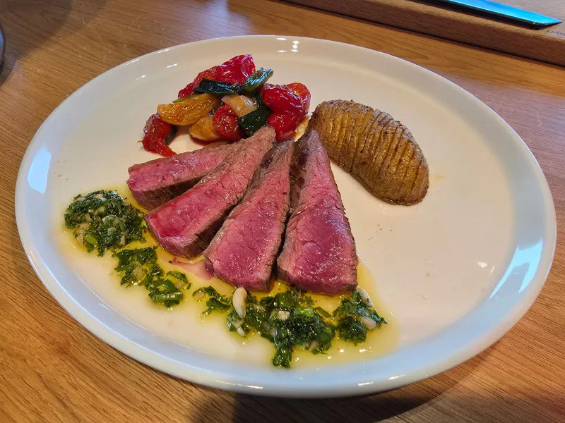 Angerichtetes Gourmet-Gericht mit Rindsfilet, Ofengemüse und Kartoffel