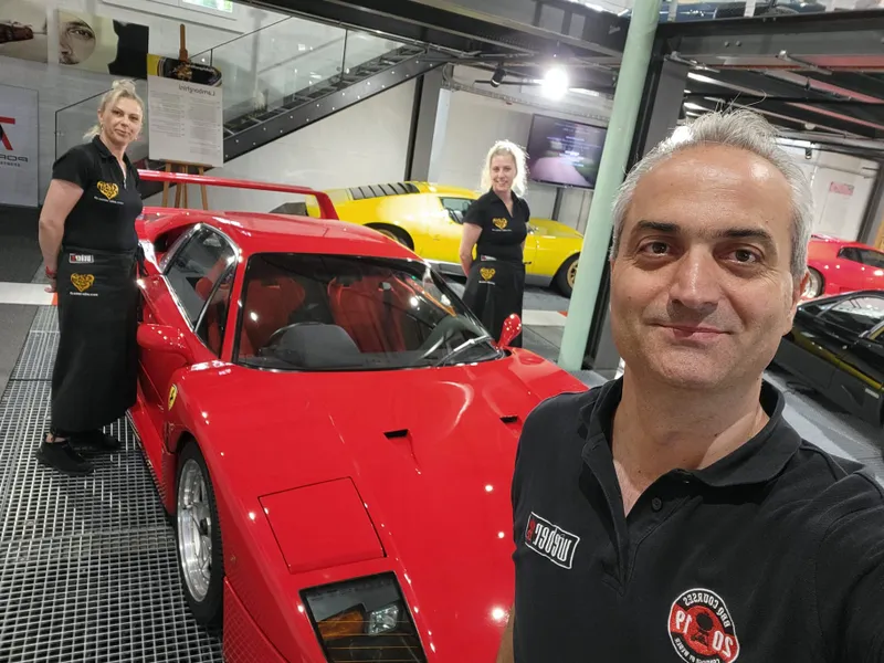 NNBS-Team an einem Catering-Event in einer Sportwagen-Ausstellung