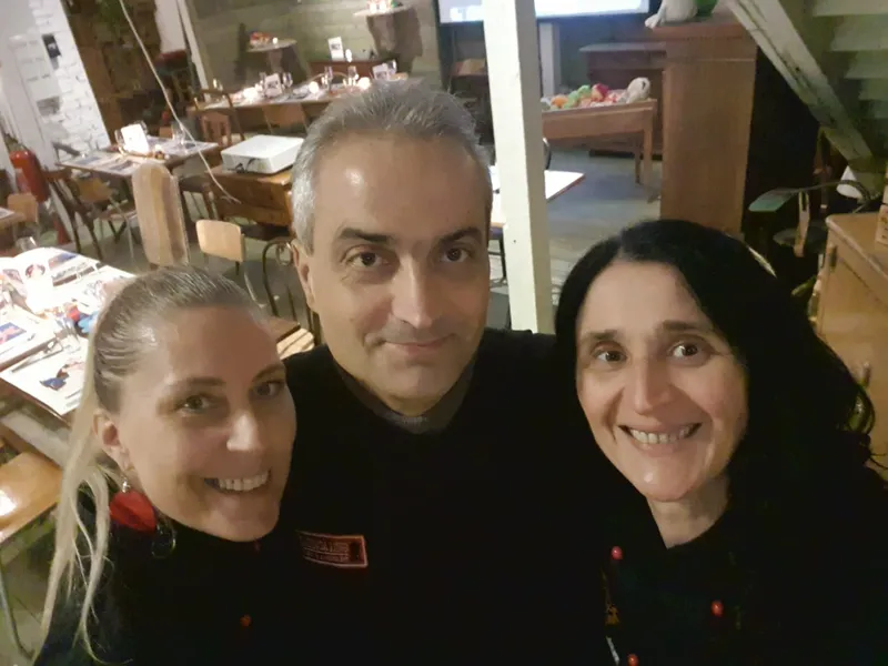 Drei Mitglieder des NNBS-Teams posieren für ein Selfie an einem Anlass