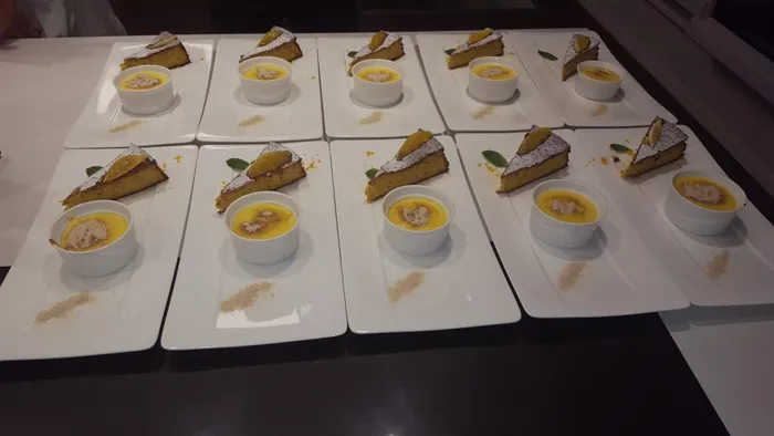 Dessertteller mit Zitronenkuchen und Crème brûlée für einen Firmenanlass