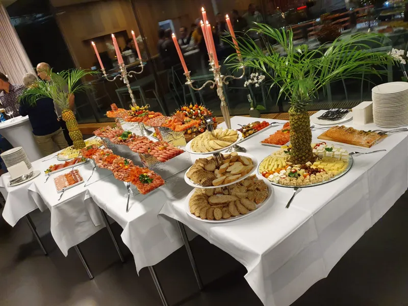 Reich gedecktes Buffet mit Fleisch, Käse und Gebäck an einem Firmenanlass