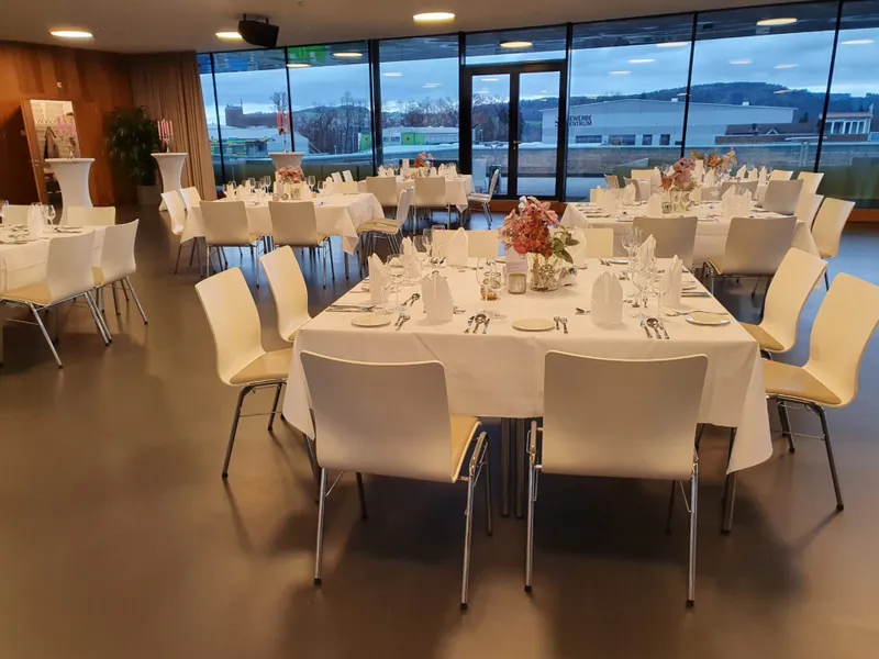 Eingedeckter Bankettsaal mit Panoramafenstern für ein Dinner