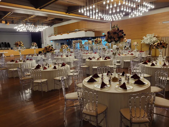 Festlich eingedeckter Hochzeitssaal mit Blumendekoration und gedeckten Tischen