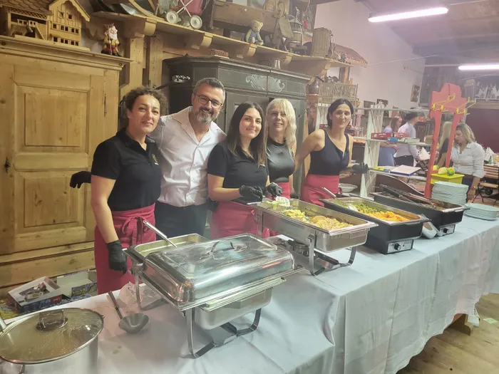 NNBS-Team am Buffet mit warmen Speisen an einem Familienfest