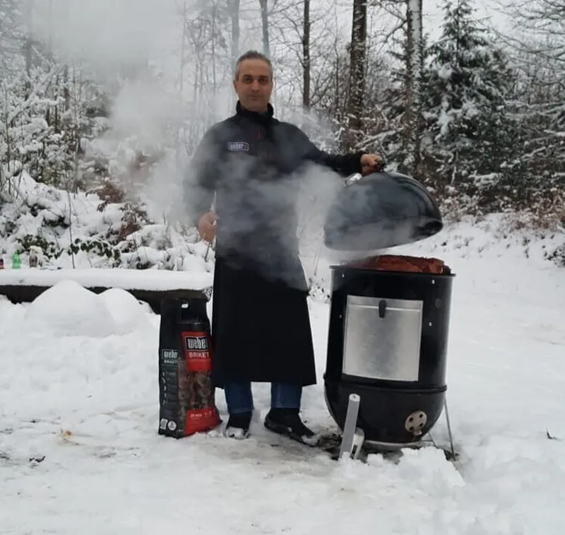 Grillmeister betreibt einen Smoker im Schnee