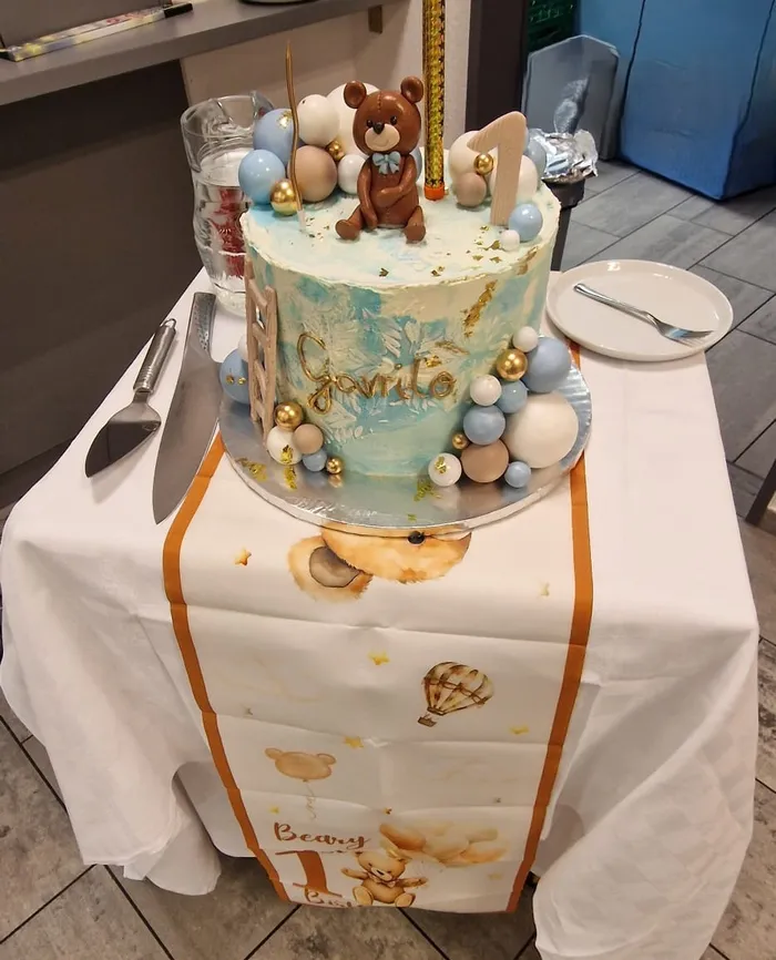 Geburtstagstorte mit Teddybär-Dekoration für eine Kinderparty