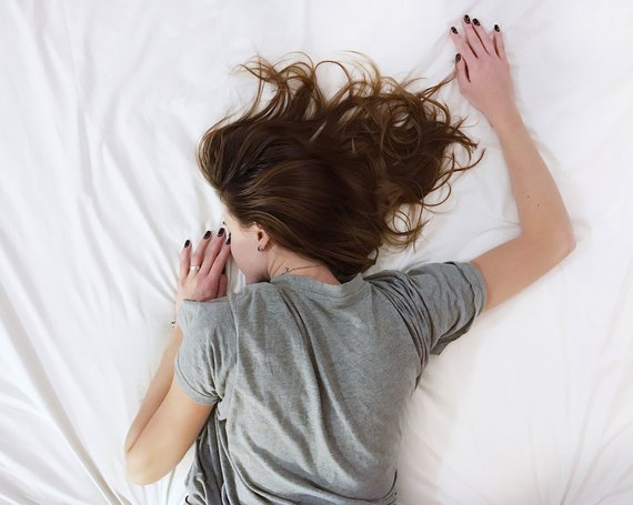 Brett im Bett bei Rückenschmerzen - ein Mythos, den viele noch glauben