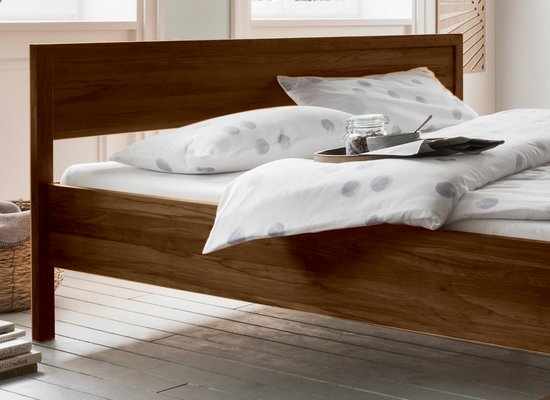 Notre lit en bois massif Silia en noyer