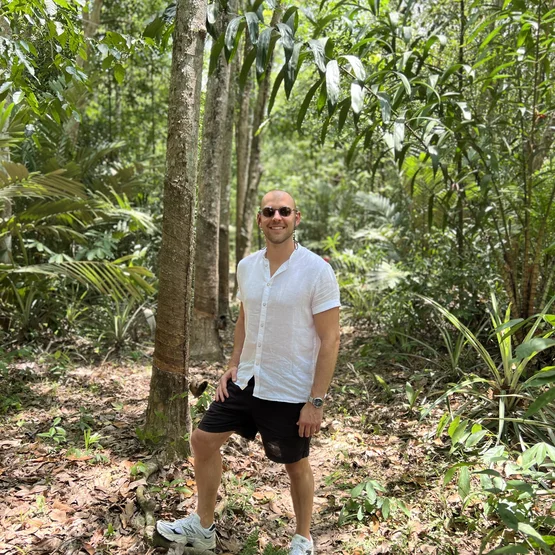 Le directeur d’allnatura Felix sur une plantation de caoutchouc en Thaïlande