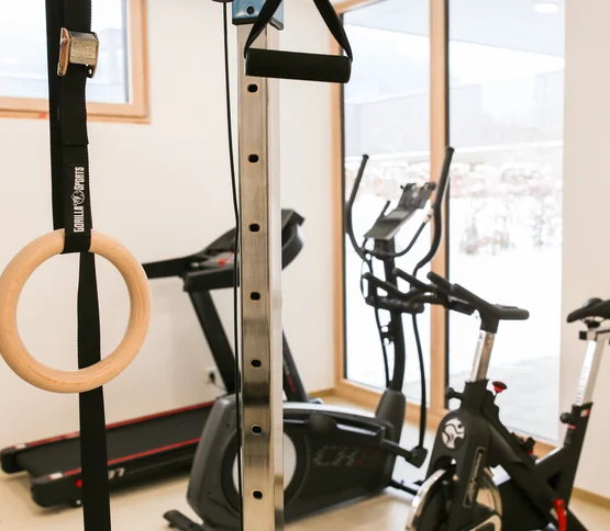 allnatura Fitnessraum mit Sportgeräten.