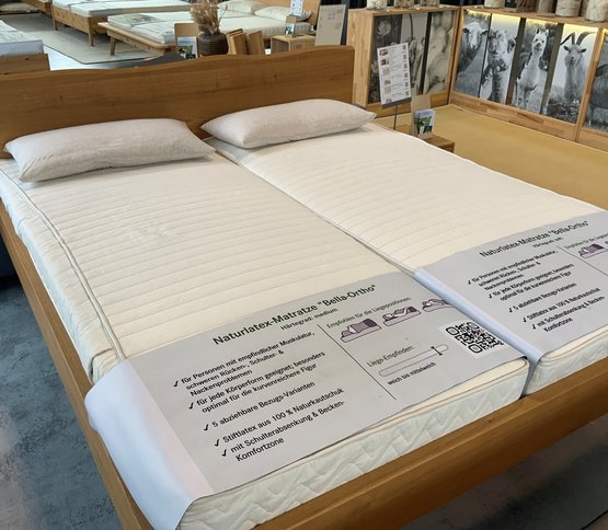 Massiefhouten bedden in de allnatura-toonzaal in München
