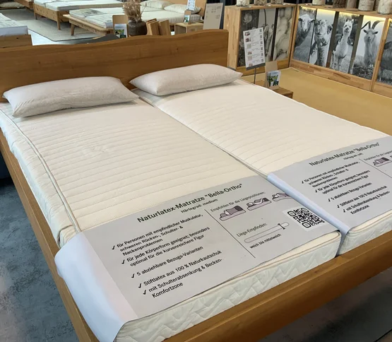 Massivholzbetten in der allnatura-Ausstellung in München