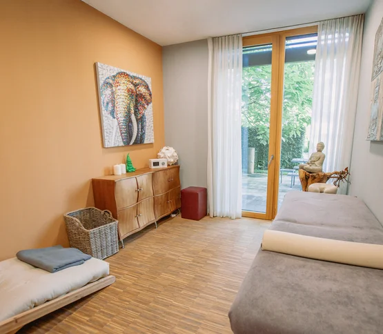 Buddha-Lounge mit Blick in den Garten.