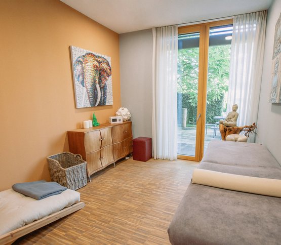 Buddha-Lounge mit Blick in den Garten.