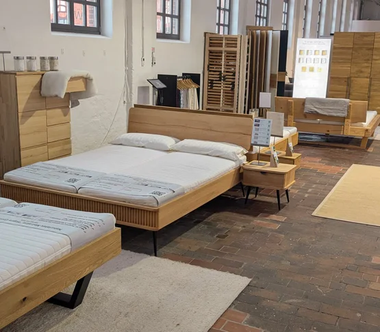 Betten aus Massivholz im Showloft Berlin