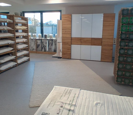 Lattenroste und Kopfkissen in der allnatura-Ausstellung in Düsseldorf