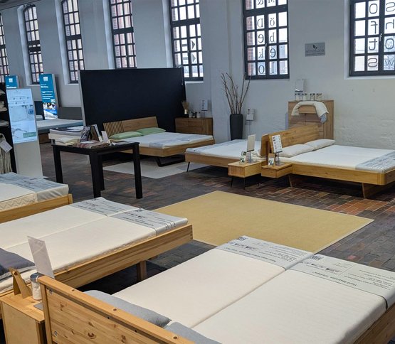 Im Showloft Berlin Massivholzbetten von allnatura entdecken