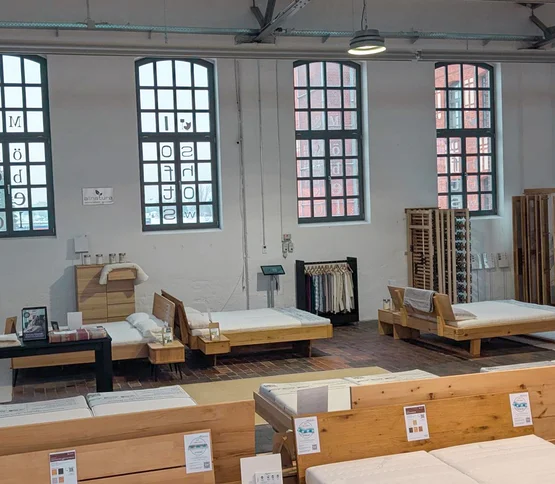 Probeliegen auf allnatura-Matratzen im Showloft Berlin