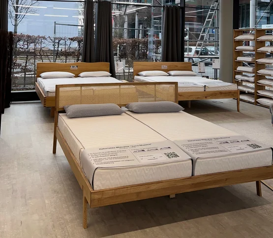 Auf allnatura-Matratzen probeliegen in der Ausstellung Frankfurt