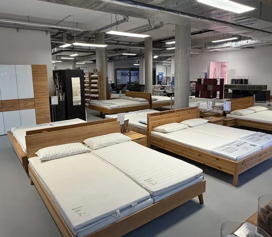 Massivholzbetten von allnatura in der Ausstellung Wien