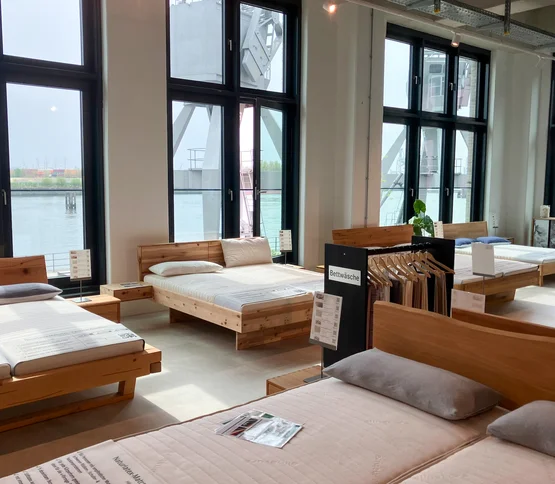 Probeliegen auf allnatura-Matratzen im Showroom Hamburg