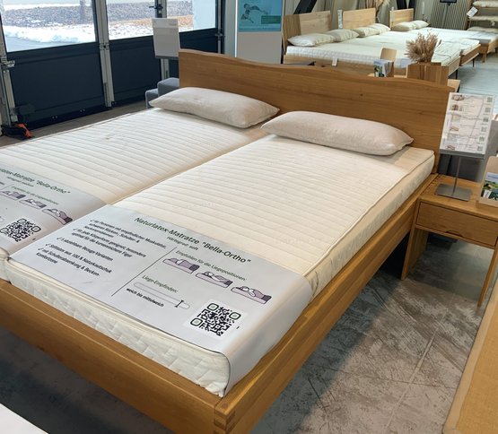 Massiefhouten bedden en matrassen van allnatura van dichtbij beleven in Showloft München