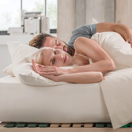 Keine Kompromisse mehr im Doppelbett - die allnatura Partnermatratze in Komforthöhe