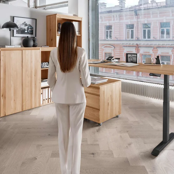 Bureau “Tudo” van allnatura. Traploos elektrisch in hoogte verstelbaar voor ontspannen werken in zittende en staande houding.