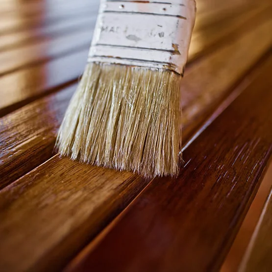 Traitement naturel des surfaces des meubles en bois massif