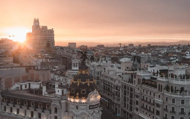 The Metrópolis building on Gran Vía, Madrid, at dusk.