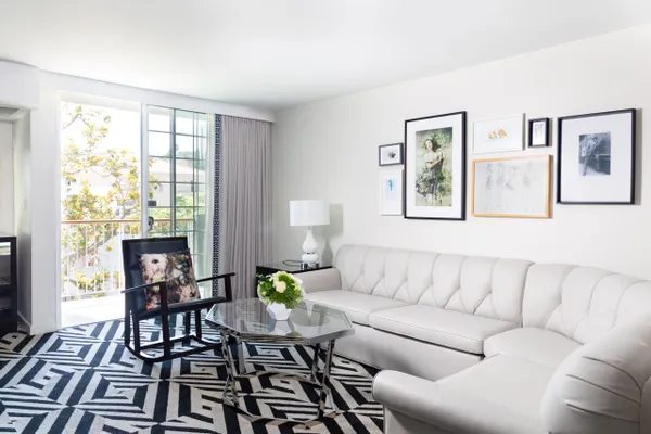 A Signature King suite living room.