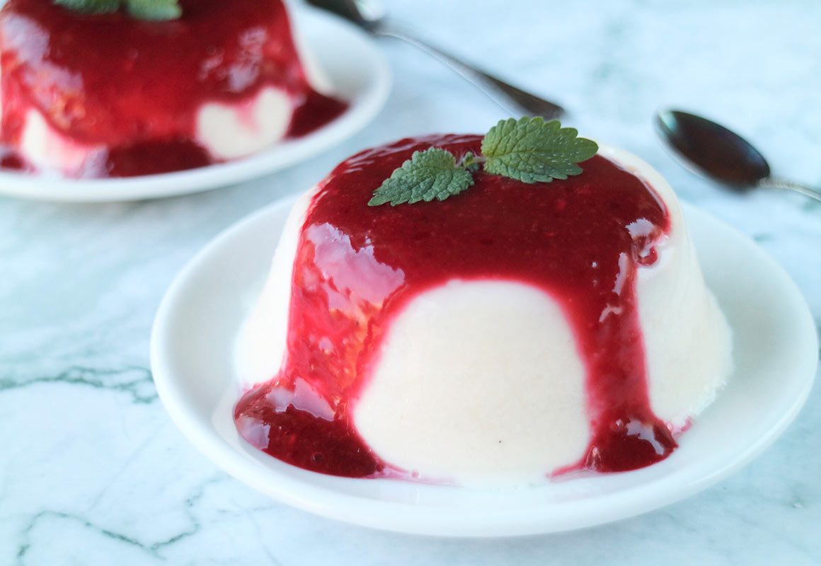 Panna cotta: Lavkarbo dessert med bringebærsaus