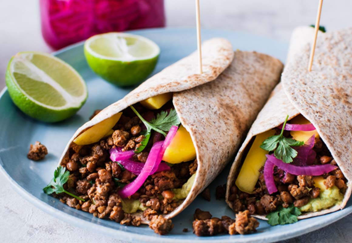 Vegetarisk tacos med picklad rödlök och avokadohummus
