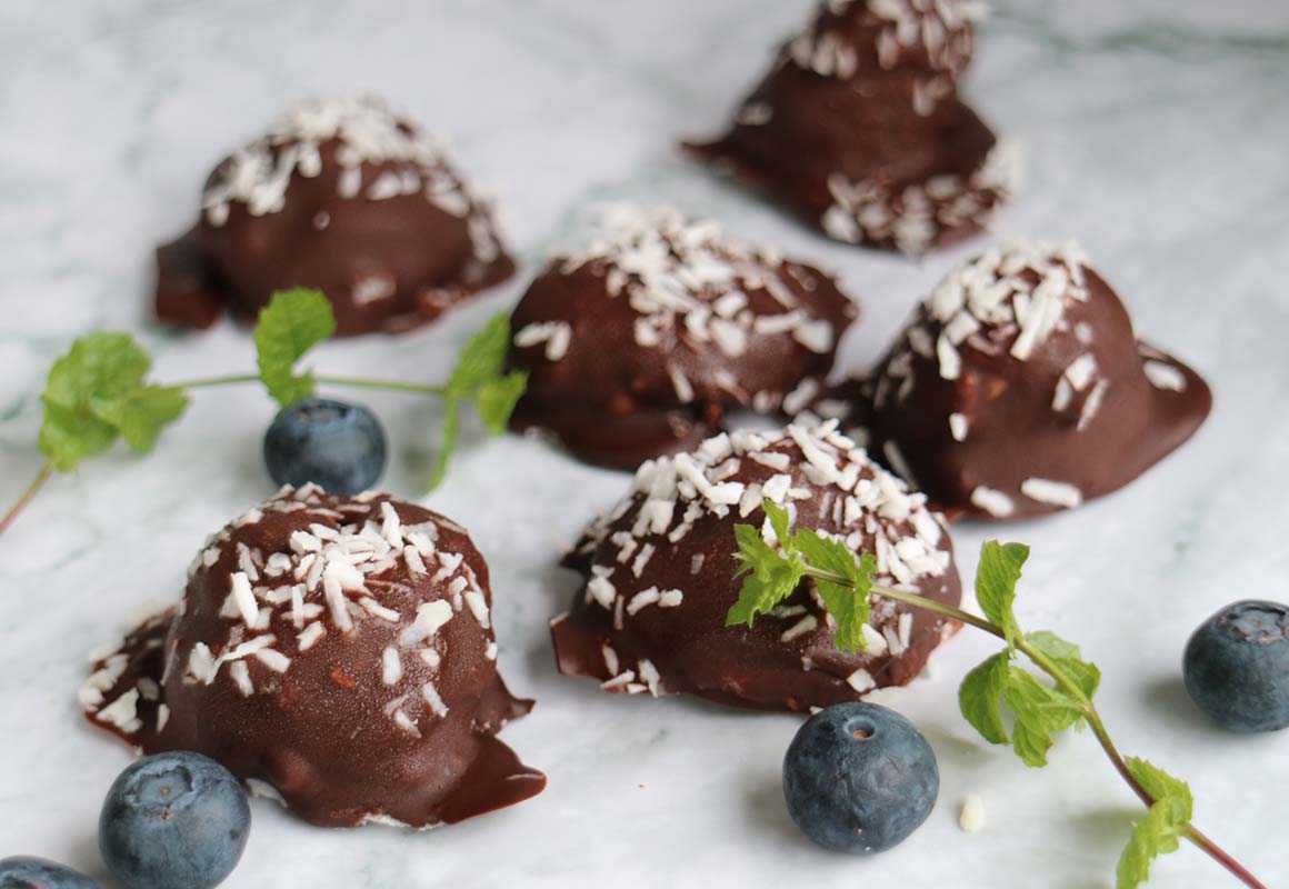 LCHF kokosbollar med färska blåbär