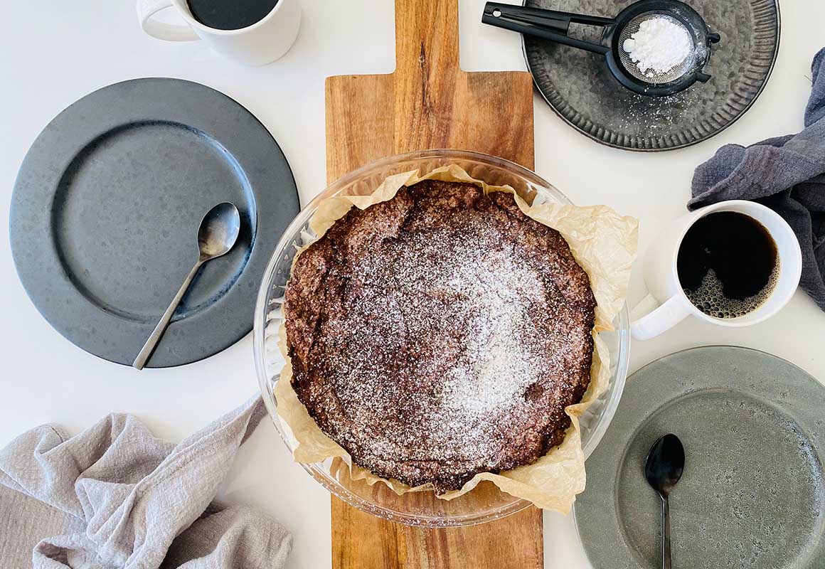 Sunn kladdkake med svarte bønner, peanøttsmør og avokado