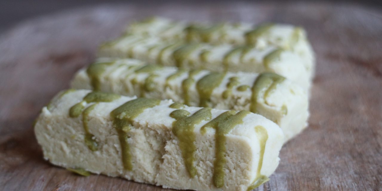 Matcha cheesecake bar med lågt kolhydratinnehåll