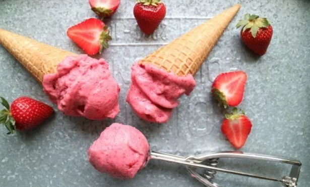Glass på jordgubbar och Nutrilett Nordic Berries