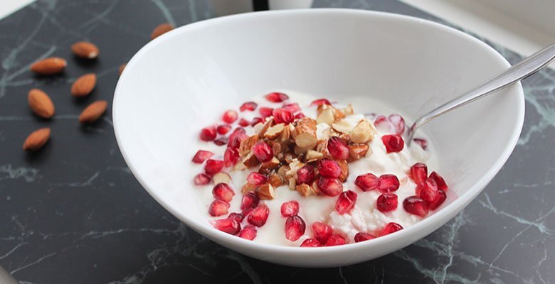 Cottage cheese med yoghurt, granateple og honningristede mandler