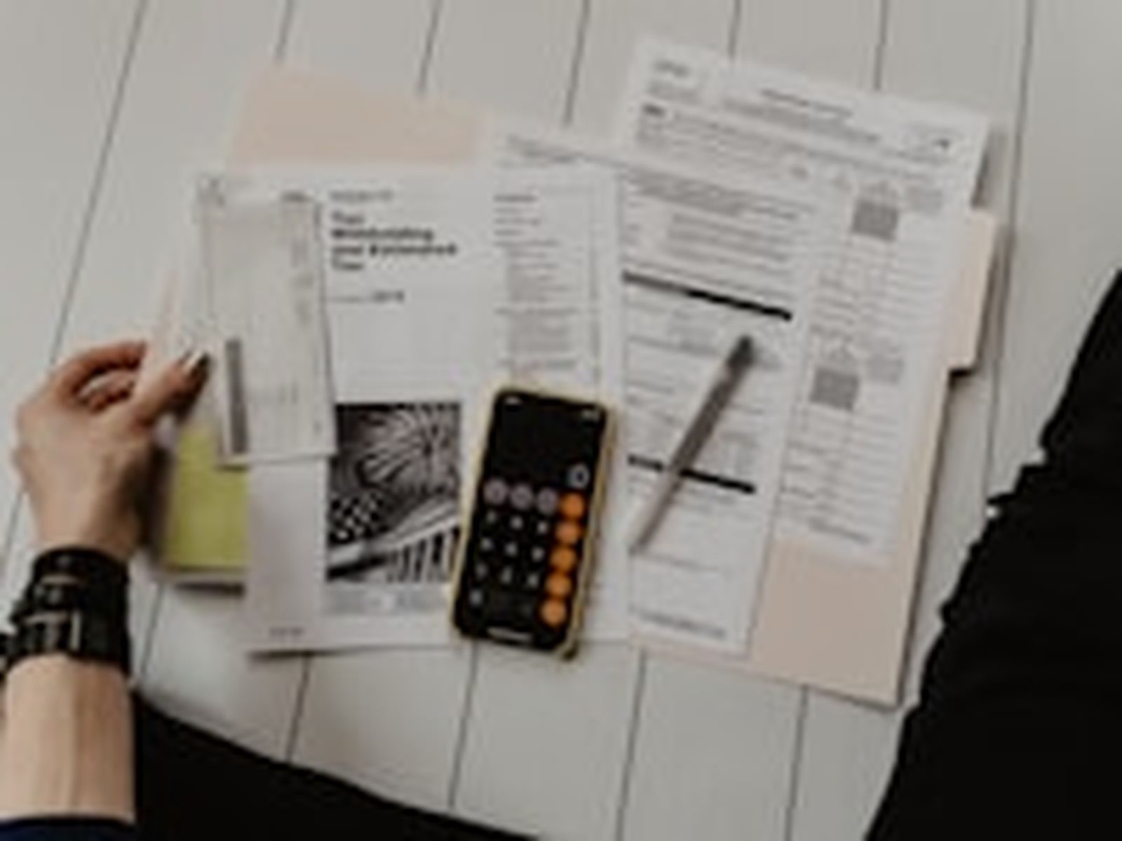 What is a business card? How it works, key benefits, and best options for small businesses