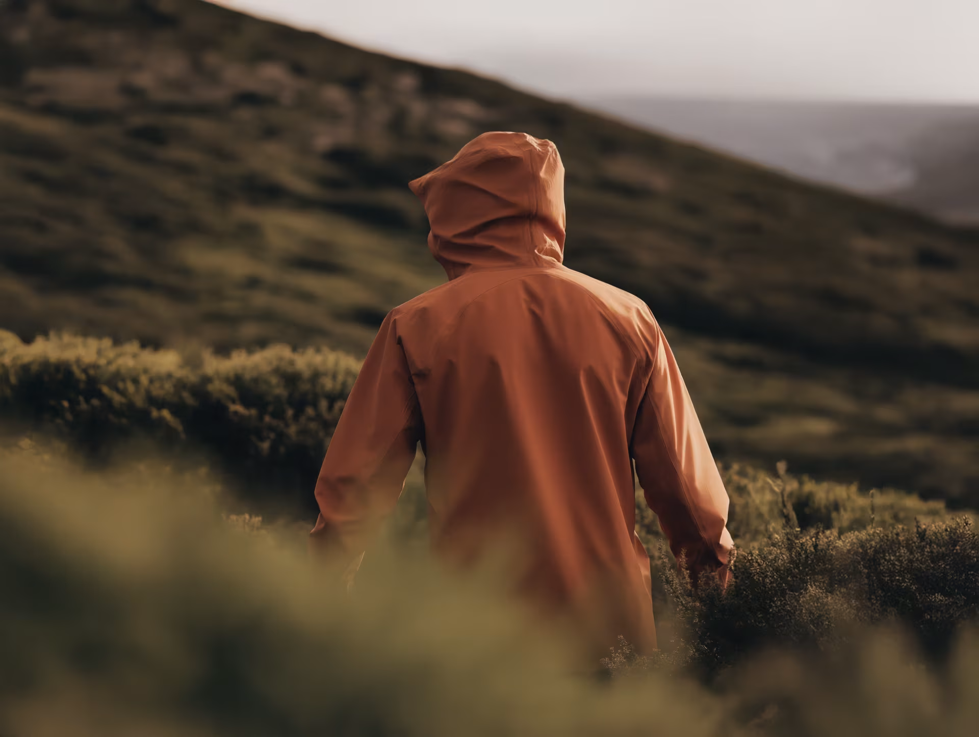 Outdoor-Kampagne in einer offenen Landschaft