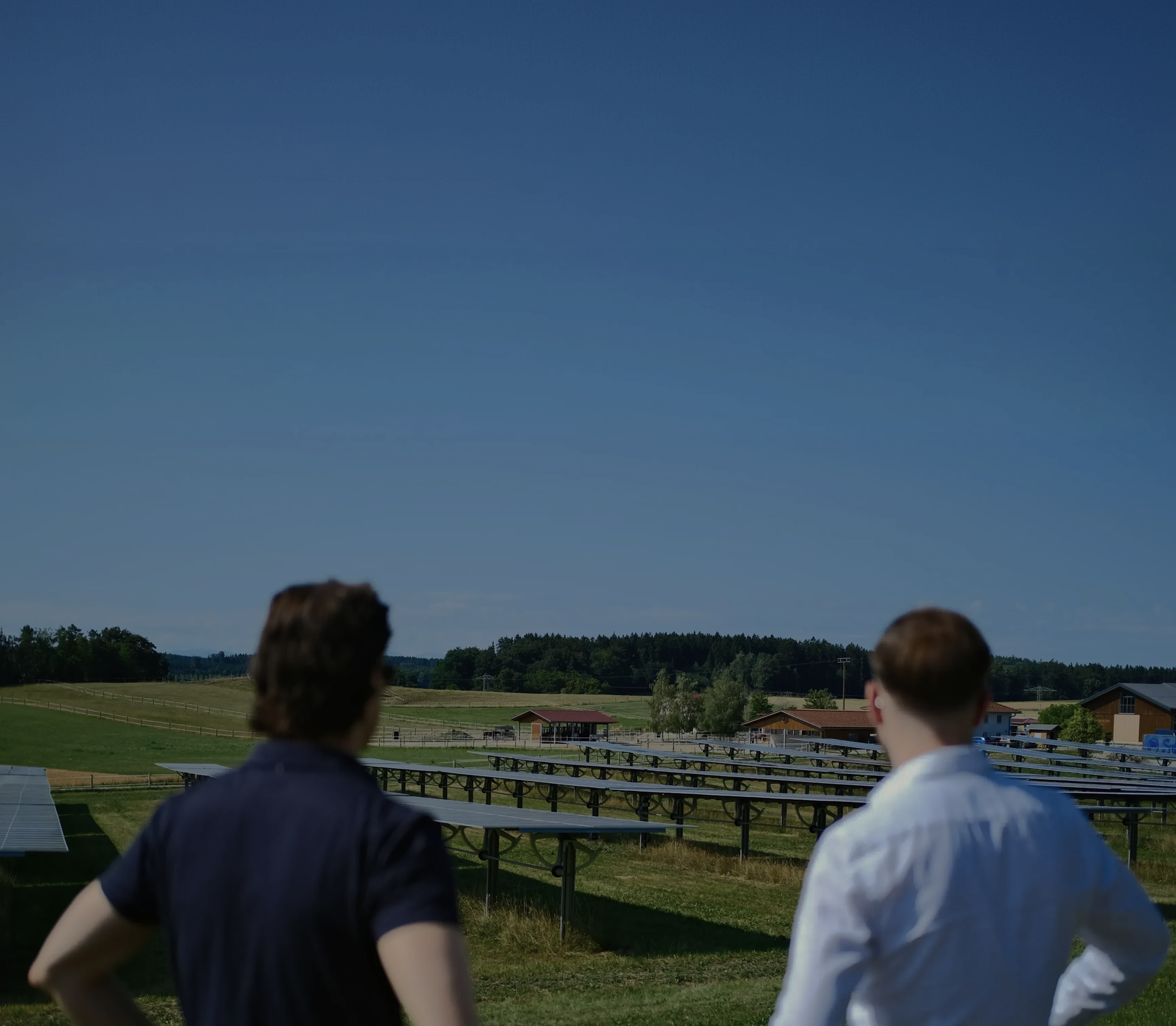 feld.energy invest team consulting on-site at an Agri-PV installation