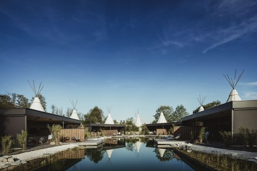 Moderne Lake Side Tipi Suiten im IKUNA Naturresort – außergewöhnliche Unterkunft direkt am Naturbadeteich in Natternbach, Oberösterreich.