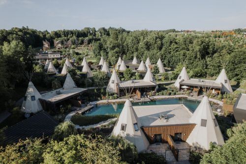 Lake Side Tipi Suite im IKUNA Naturresort in Natternbach – außergewöhnliche Familienunterkunft direkt am See mit eigener Terrasse und naturnahem Urlaubserlebnis.