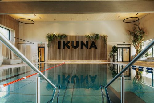 Im stilvollen Ambiente unseres IKUNA Indoorpools entspannt seine Bahnen ziehen und die Leichtigkeit des Wassers genießen.