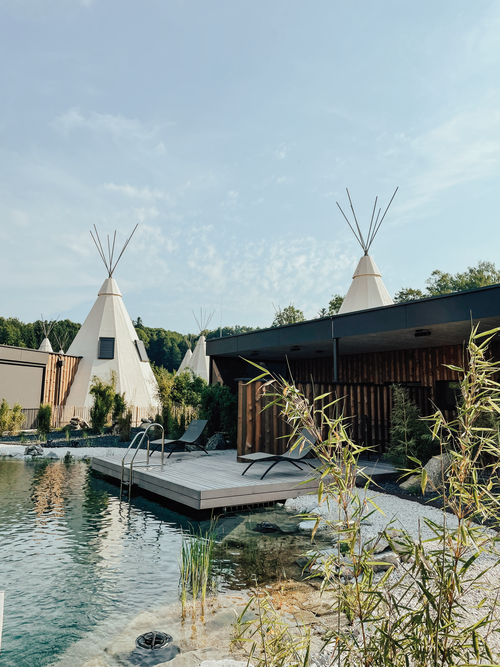 Privater Teichzugang und Terrasse bei dem 4* Lake Side Tipi Suiten im IKUNA Naturresort.