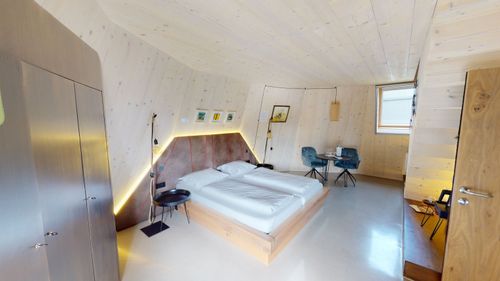 Kingsize-bed in der 4* Tipi Suite im IKUNA Naturresort.
