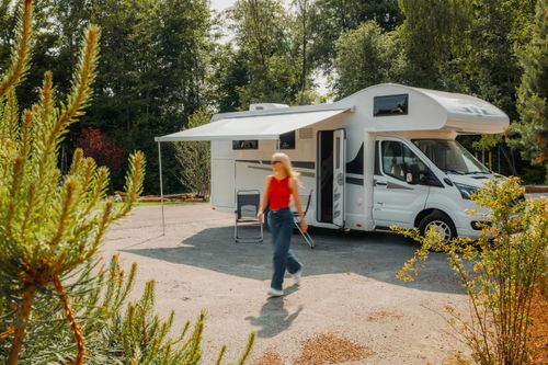 Campingbus mitten im Grünen am IKUNA Campingplatz