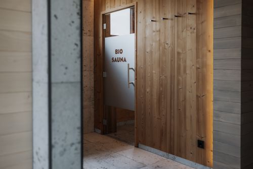 Bio-Sauna im IKUNA Wellnessbereich – entspannte Auszeit mit angenehmer Wärme und modernem Wohlfühlambiente in Oberösterreich.