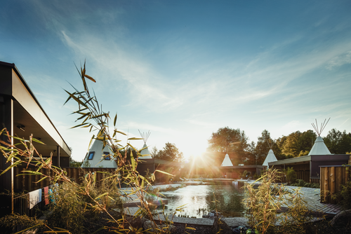 Lake Side Tipis im IKUNA Naturresort mit privater Terrasse und Teichzugang.